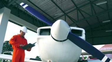 Uçuş mühendisinin küçük bir uçağı kontrol ettiği görüntüler.