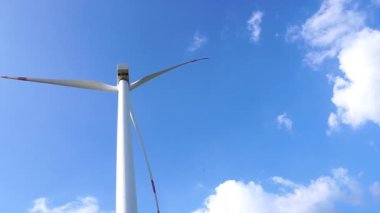 Yel değirmenlerinin ve elektrik jeneratörünün görüntüleri