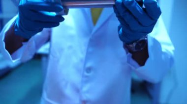 Laboratuvarda aksesuar ve senkrotronun parçalarıyla çalışan mühendislerin görüntüleri.