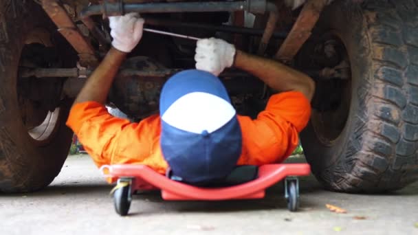 车间里一名穿着制服修理汽车的专业技师的镜头 — 图库视频影像