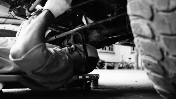 Metraje Mecánico Profesional Uniforme Reparando Coche Taller — Vídeos de Stock