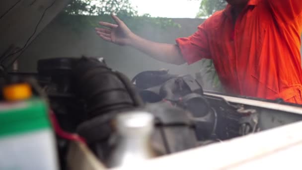 Üniformalı Profesyonel Bir Tamircinin Atölyedeki Arabayı Tamir Ederken Çekilmiş Görüntüleri — Stok video