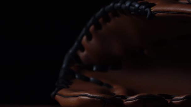 棒球手套和黑色背景球的特写镜头 — 图库视频影像