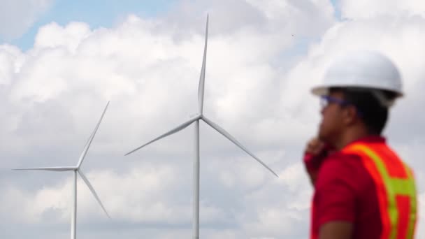 Inżynier Pracujący Zewnątrz Sprawdzający System Turbin Wiatrowych Rozmawiający Walkie Talkie — Wideo stockowe