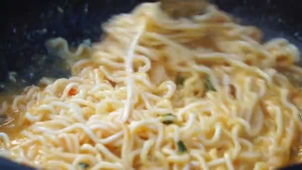 Aufnahmen Vom Kochen Asiatischer Nudeln Mit Und Gewürzen — Stockvideo