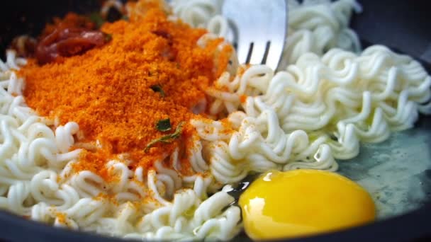 Πλάνα Από Μαγείρεμα Ασιατικά Noodles Αυγό Και Μπαχαρικά — Αρχείο Βίντεο