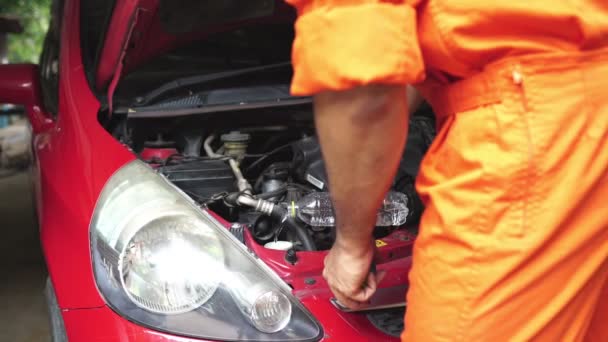 Materiał Filmowy Profesjonalnego Mechanika Mundurze Naprawiającego Samochód Warsztacie — Wideo stockowe
