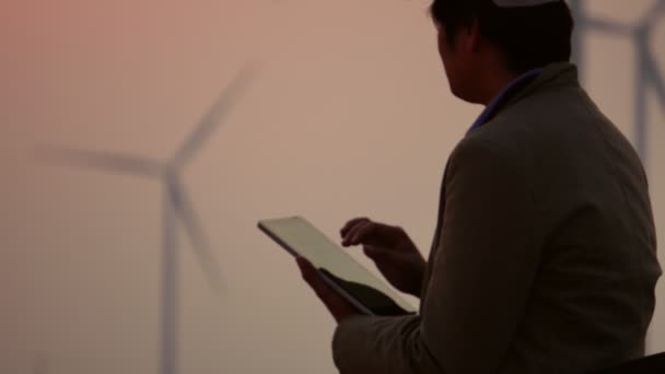 風力タービンシステム技術者 映像に関する男性エンジニアのチェック情報 — ストック動画