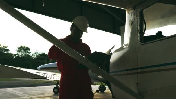 Filmagem Engenheiro Voo Verificando Uma Aeronave Pequena — Vídeo de Stock