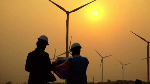 Ingénieurs Masculins Parlent Technicien Système Éoliennes Images — Video