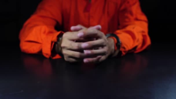 Filmación Del Prisionero Uniforme Esposas Estresado Por Cometer Error Propia — Vídeos de Stock
