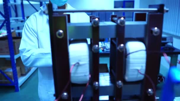 Beeldmateriaal Van Ingenieur Die Met Toebehoren Delen Van Synchrotron Het — Stockvideo