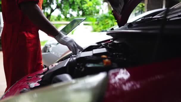 Beelden Van Een Professionele Monteur Uniform Repareren Van Auto Werkplaats — Stockvideo