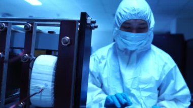Mühendislerin verileri kontrol edip laboratuardaki aksesuarlar ve senkrotron parçalarıyla yaptıkları çalışmaları tartıştıkları görüntüler.