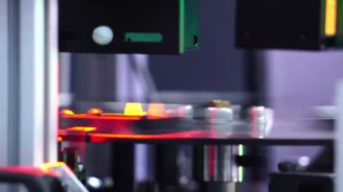 Sanayinin bir parçası olarak kullanılan robotların yakın plan görüntüleri 4K