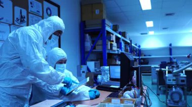 Mühendislerin verileri kontrol edip laboratuardaki aksesuarlar ve senkrotron parçalarıyla yaptıkları çalışmaları tartıştıkları görüntüler.