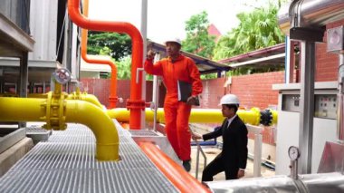 Kıdemli mühendis ve teknisyen, sistemin güvenliği için soğutma sistemini kontrol ediyor.