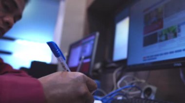 Elektrik kontrol odasında çalışan mühendis.