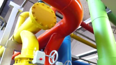Gaz sistemi fabrikasının renkli borularının fabrika görüntüsü