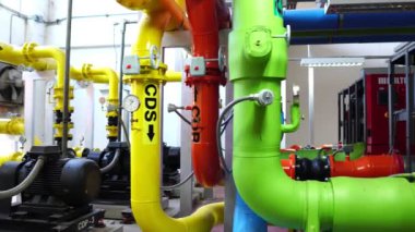 Gaz sistemi fabrikasının renkli borularının fabrika görüntüsü