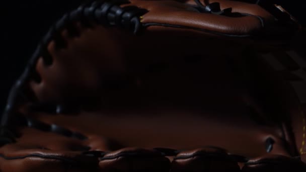 Close Filmagens Uma Luva Beisebol Bola Fundo Preto — Vídeo de Stock