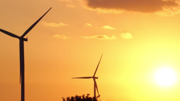 Majestuoso Paisaje Nublado Imágenes Campo Con Molinos Viento Atardecer — Vídeos de Stock