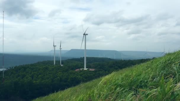 Majestueuze Wolkenlandschap Beelden Het Veld Met Windmolens Heuvels — Stockvideo