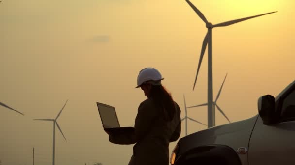 Kobiety Inżynierowie Mówią Technice Systemu Turbin Wiatrowych Materiał — Wideo stockowe