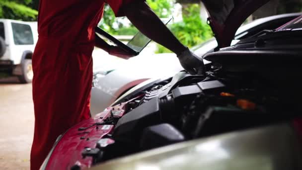 Fotografier Professionell Mekaniker Enhetlig Reparation Bilen Verkstaden — Stockvideo