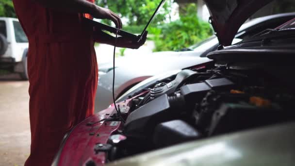 Beelden Van Een Professionele Monteur Uniform Repareren Van Auto Werkplaats — Stockvideo