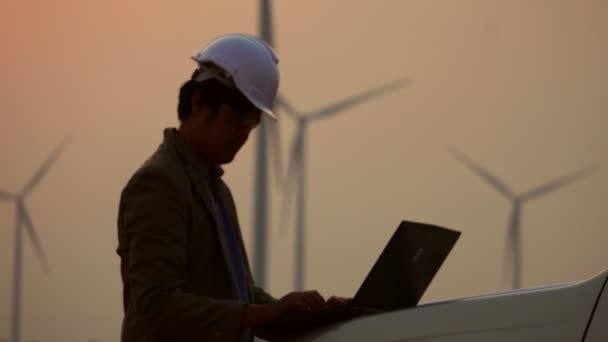 Männlicher Ingenieur Überprüft Informationen Über Anlagentechniker Für Windkraftanlagen Filmmaterial — Stockvideo