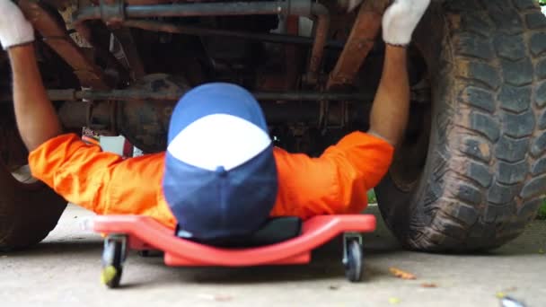 车间里一名穿着制服修理汽车的专业技师的镜头 — 图库视频影像