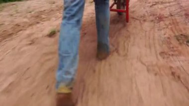 İnşaat alanındaki görüntülerde tramvayla yürüyen adam binanın inşaatında çalışıyor.