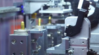 Sanayinin bir parçası olarak kullanılan robotların yakın plan görüntüleri 4K