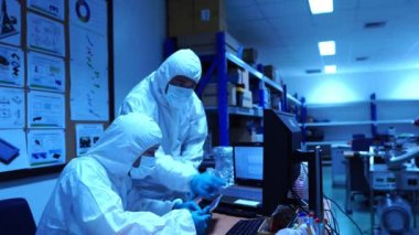 Mühendislerin verileri kontrol edip laboratuardaki aksesuarlar ve senkrotron parçalarıyla yaptıkları çalışmaları tartıştıkları görüntüler.