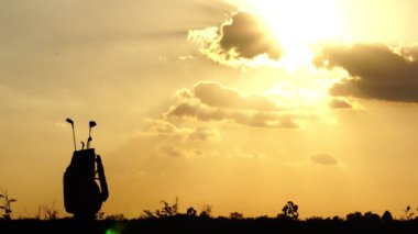 Güzel günbatımında siluet golf atleti