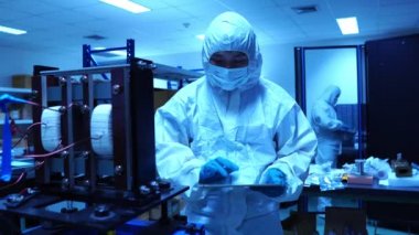 Mühendislerin verileri kontrol edip laboratuardaki aksesuarlar ve senkrotron parçalarıyla yaptıkları çalışmaları tartıştıkları görüntüler.