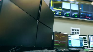 Bilgisayarlı, kablolu ve verili sunucu odasının görüntüleri