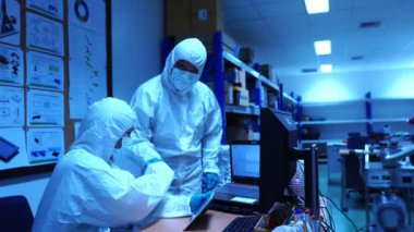 Mühendislerin verileri kontrol edip laboratuardaki aksesuarlar ve senkrotron parçalarıyla yaptıkları çalışmaları tartıştıkları görüntüler.