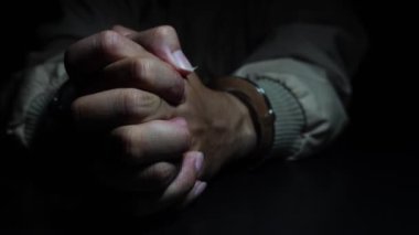 Tutuklunun görüntüsü ve kelepçeler kendi hatasından kaynaklanıyor., 