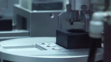 Sanayinin bir parçası olarak kullanılan robotların yakın plan görüntüleri 4K