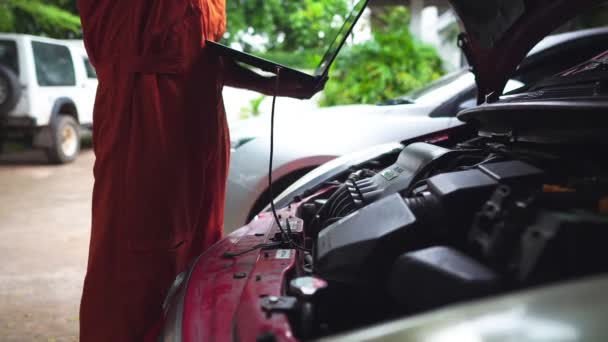 Beelden Van Een Professionele Monteur Uniform Repareren Van Auto Werkplaats — Stockvideo