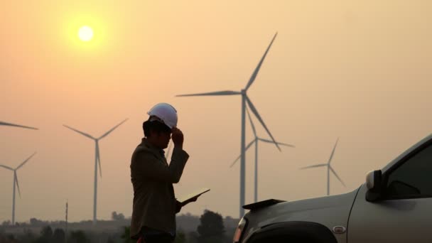 Ingénieur Vérifiant Les Informations Sur Technicien Système Éoliennes Images — Video