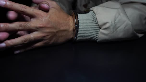 Materiał Filmowy Więźnia Kajdanki Zestresowane Popełnieniem Własnego Błędu — Wideo stockowe