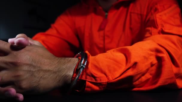 Záběry Vězně Uniformě Poutech Zdůraznil Toho Udělal Chybu — Stock video