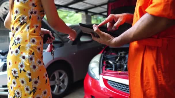 Beelden Van Een Professionele Monteur Uniform Repareren Van Auto Werkplaats — Stockvideo
