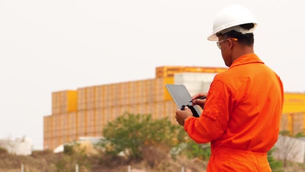 Ingeniero Revisando Contenedores Profesión — Vídeos de Stock