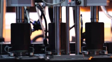 Sanayinin bir parçası olarak kullanılan robotların yakın plan görüntüleri 4K
