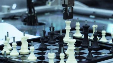 Sanayinin bir parçası olarak kullanılan robotların yakın plan görüntüleri 4K