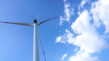 Yel değirmenlerinin ve elektrik jeneratörünün görüntüleri